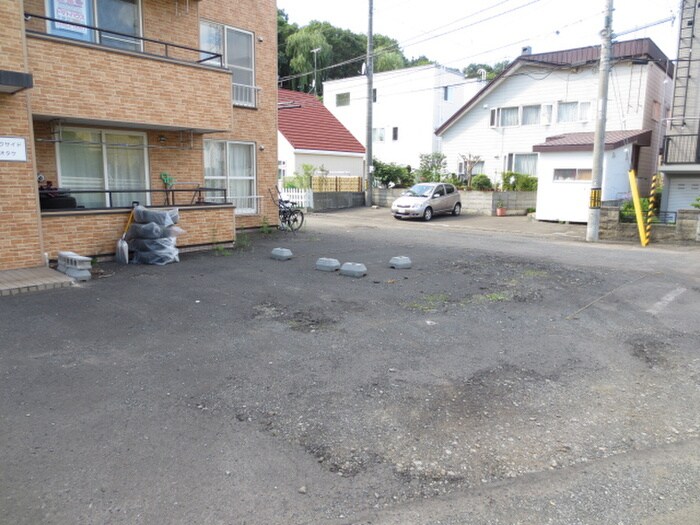 物件外観写真2　(駐車場)