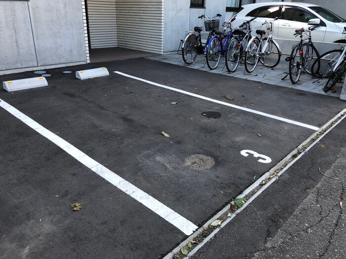 物件外観写真5　(駐車場)