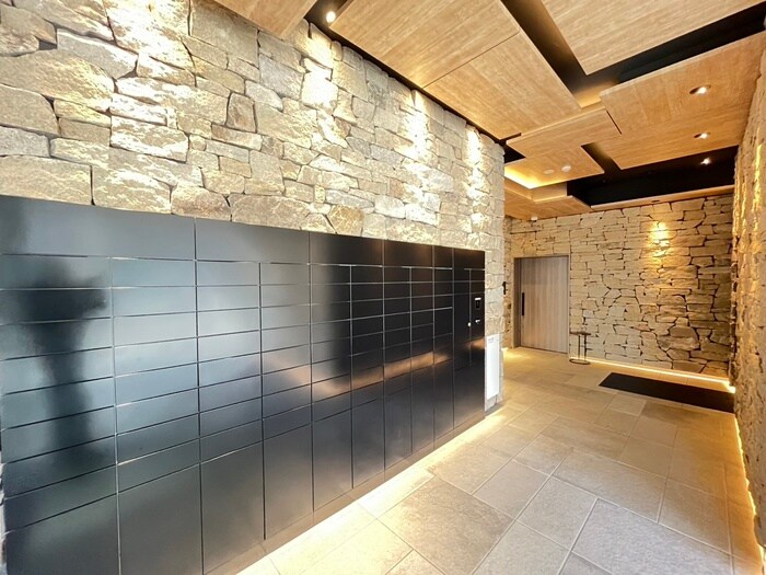 物件外観写真4　(エントランス部分)