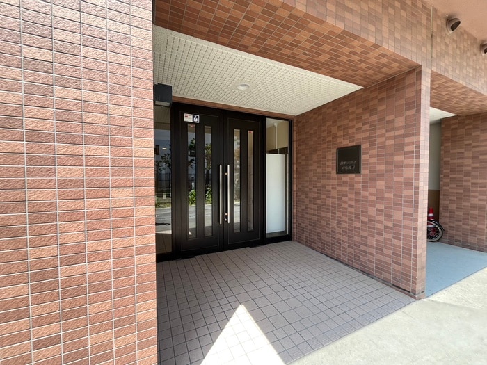 物件外観写真3　(エントランス部分)