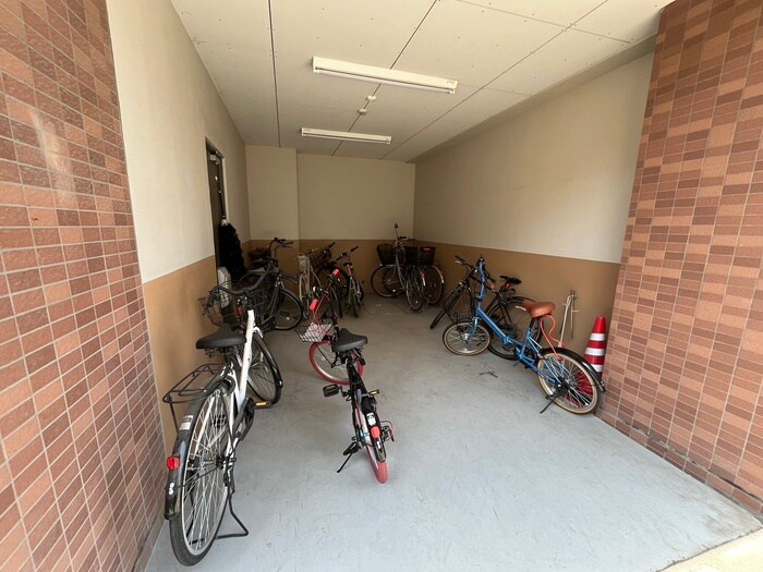 物件外観写真5　(駐輪場)