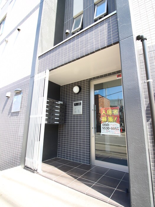 物件外観写真4　(エントランス部分)