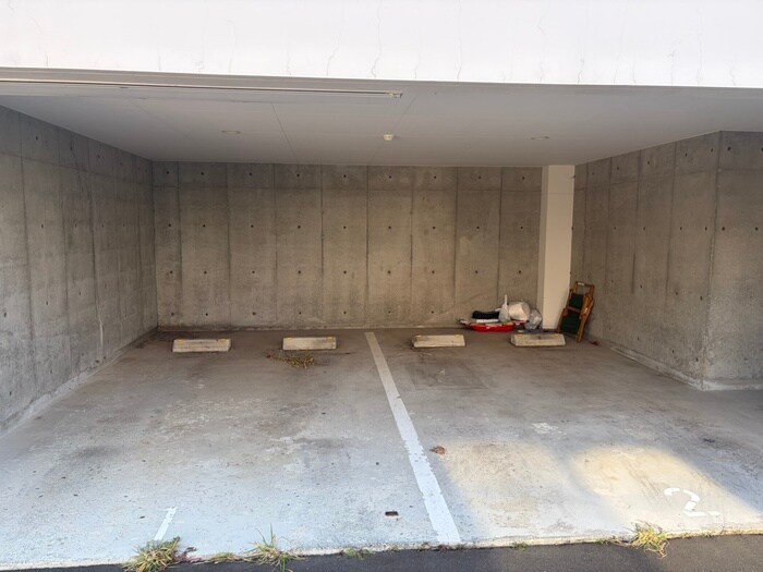 物件外観写真3　(駐車場)