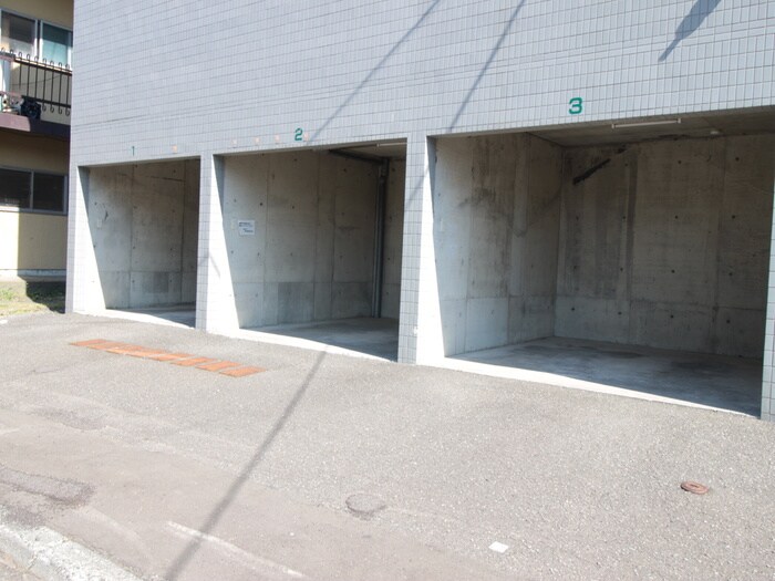 物件外観写真4　(駐車場)