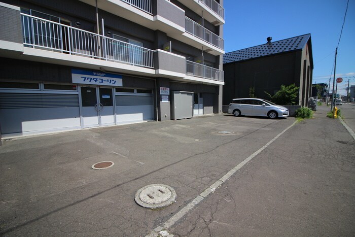 物件外観写真3　(駐車場)