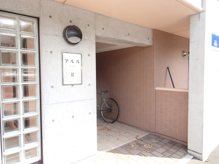 物件外観写真3　(エントランス部分)