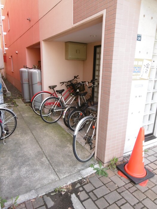 物件外観写真4　(駐輪場)