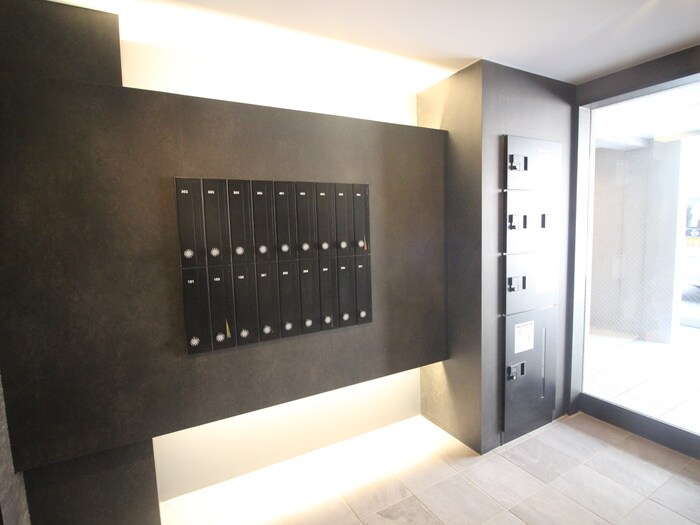 物件外観写真4　(エントランス部分)