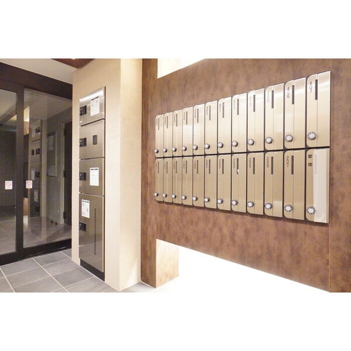 物件外観写真6　(エントランス部分)