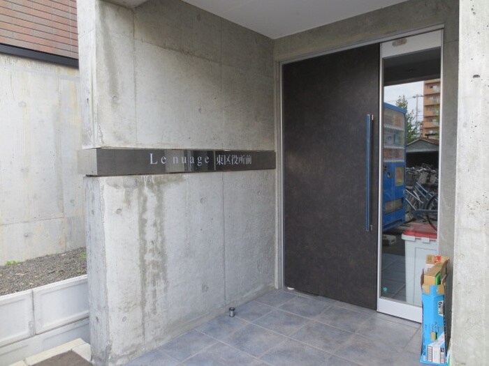 物件外観写真3　(エントランス部分)