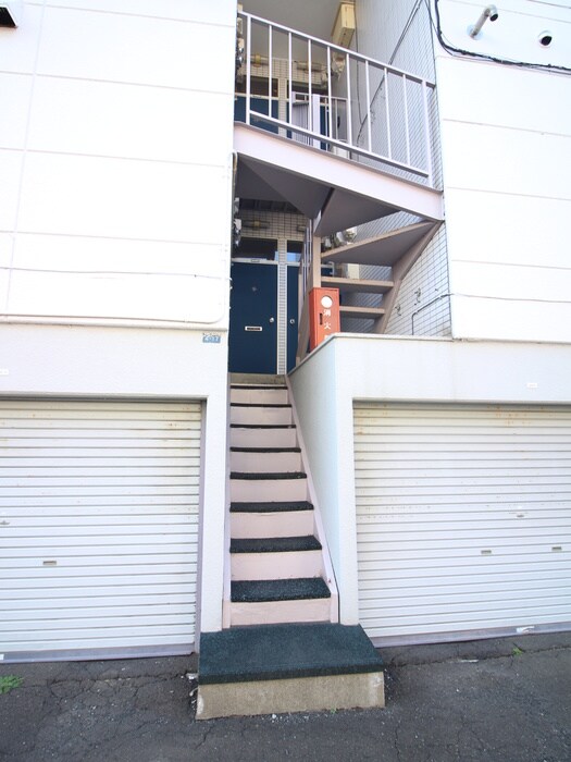 物件外観写真6　(エントランス部分)