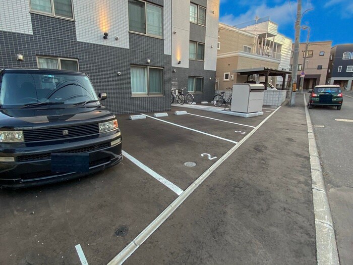 物件外観写真3　(駐車場)