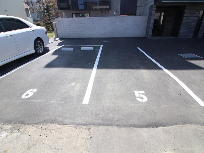 物件外観写真5　(駐車場)