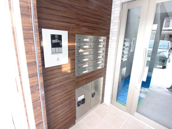 物件外観写真3　(エントランス部分)