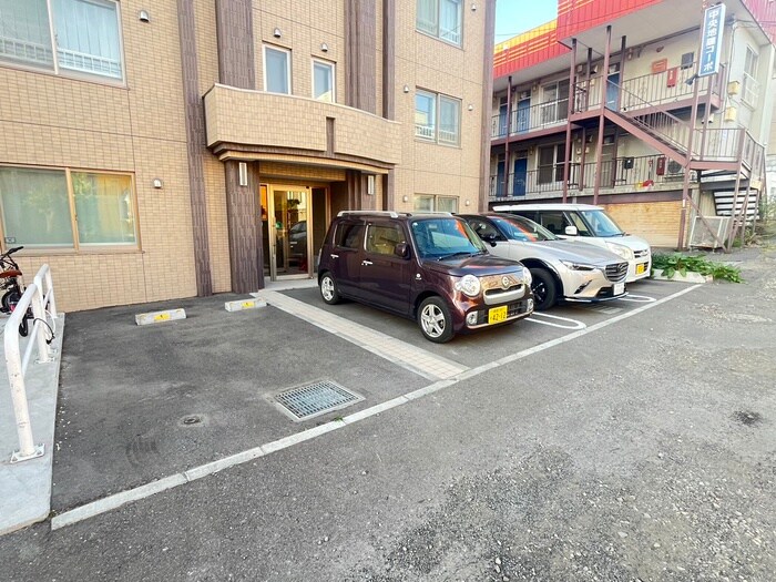物件外観写真3　(駐車場)