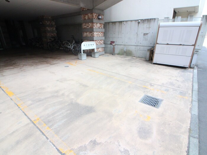 物件外観写真5　(駐車場)
