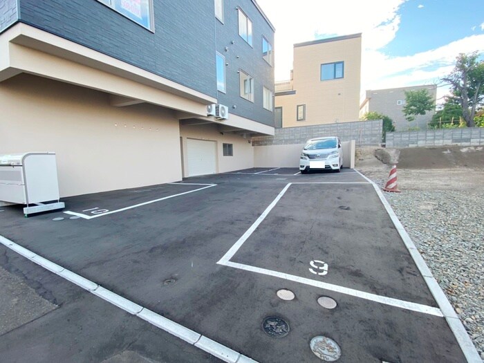 物件外観写真5　(駐車場)