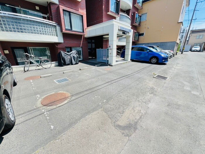 物件外観写真3　(駐車場)