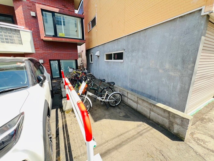物件外観写真4　(駐輪場)