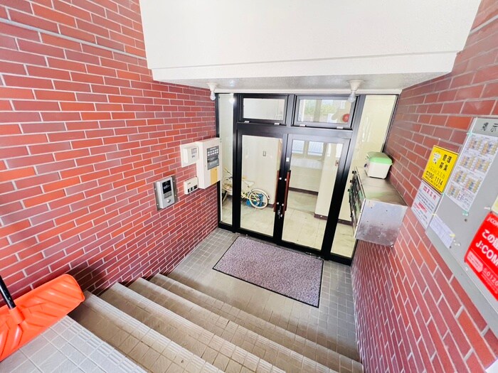 物件外観写真6　(エントランス部分)