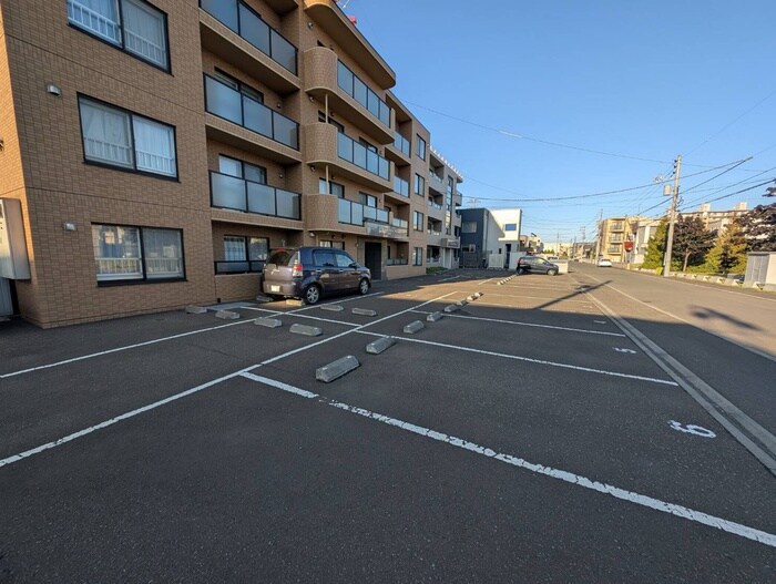 物件外観写真4　(駐車場)