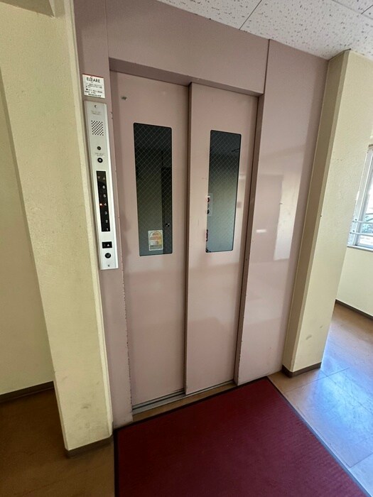 物件外観写真5　(エントランス部分)