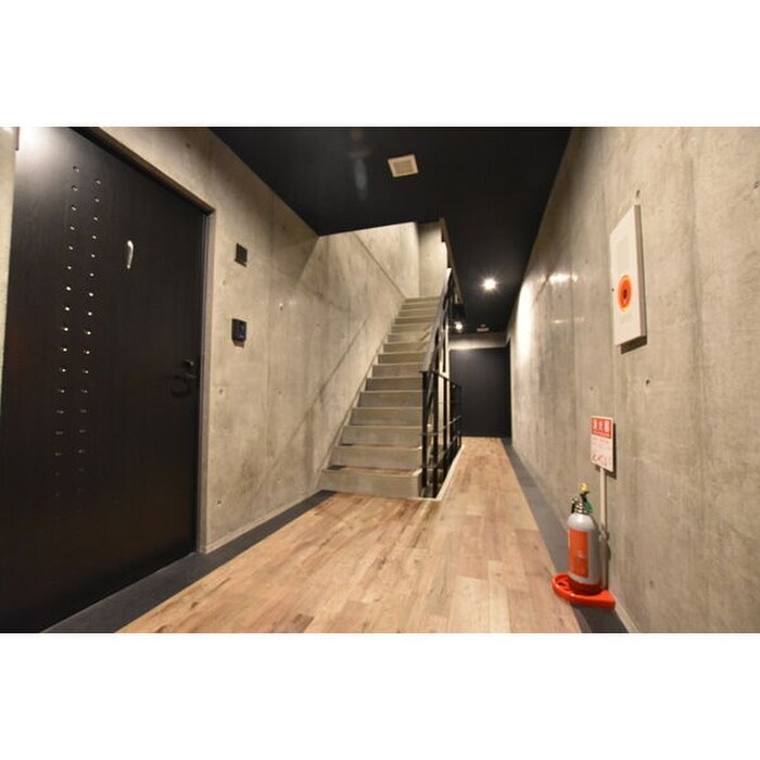 物件外観写真2　(エントランス部分)