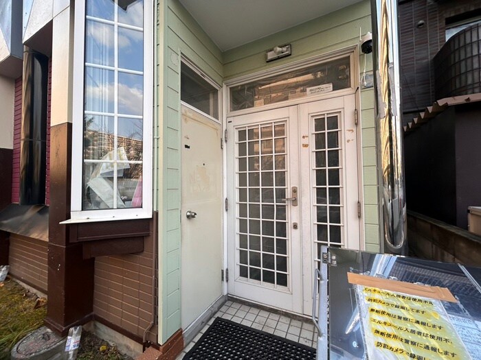 物件外観写真3　(エントランス部分)