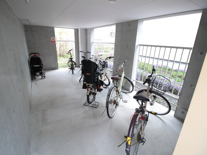 物件外観写真5　(駐輪場)