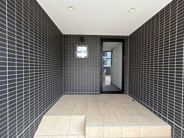 物件外観写真3　(エントランス部分)