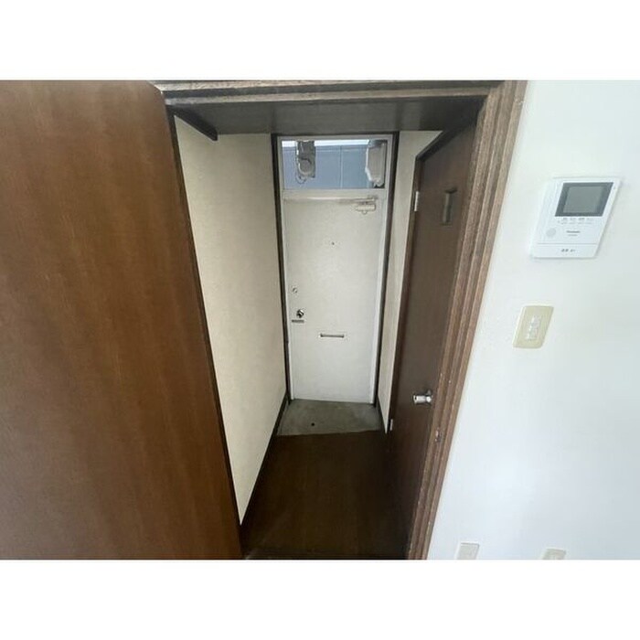物件内観写真4　(玄関)