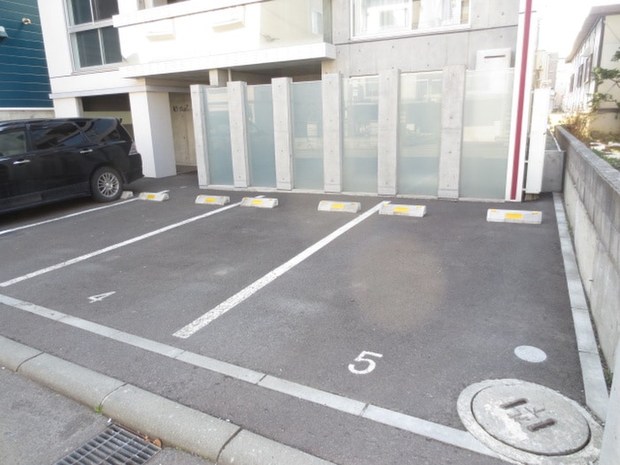 物件外観写真6　(駐車場)