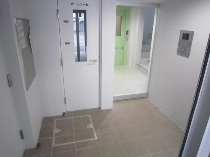 物件外観写真3　(エントランス部分)