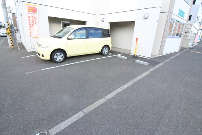 物件外観写真3　(駐車場)