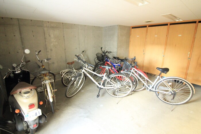 物件外観写真4　(駐輪場)