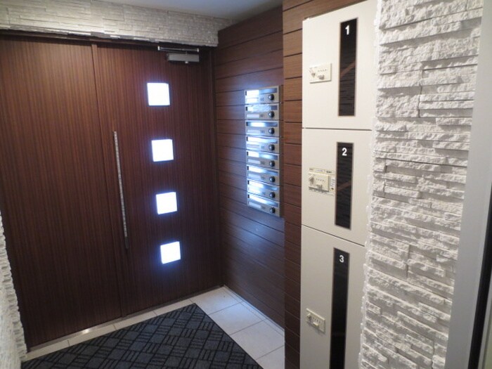 物件外観写真3　(エントランス部分)