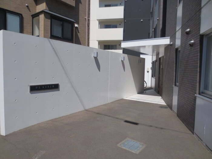 物件外観写真6　(エントランス部分)