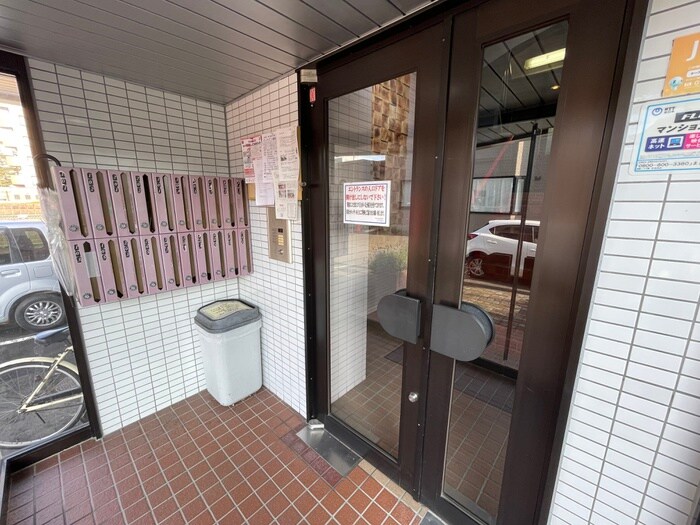 物件外観写真4　(エントランス部分)