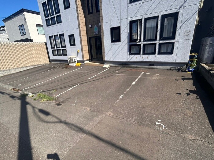 物件外観写真6　(駐車場)