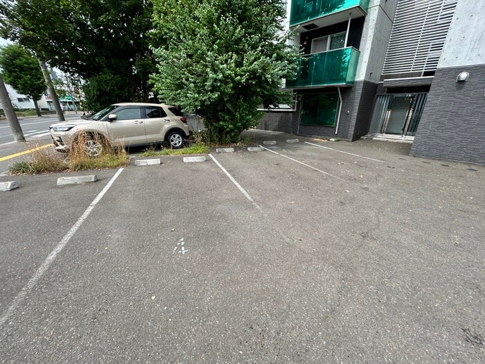 物件外観写真3　(駐車場)