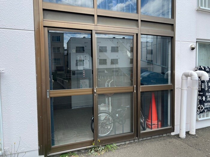 物件外観写真3　(エントランス部分)