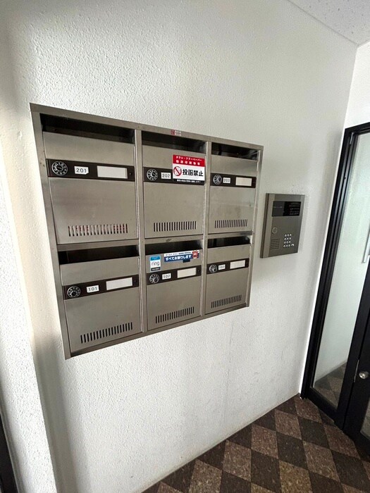 物件外観写真4　(エントランス部分)