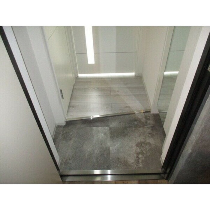 物件内観写真16　(玄関)