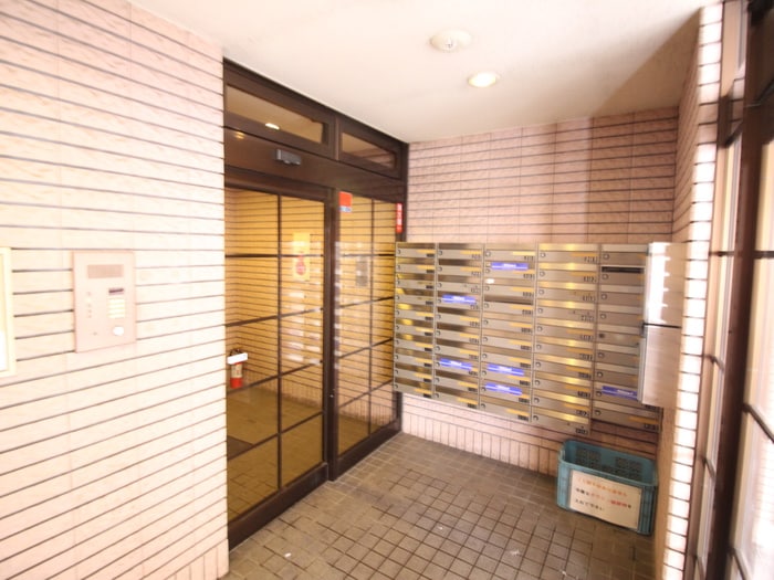 物件外観写真3　(エントランス部分)