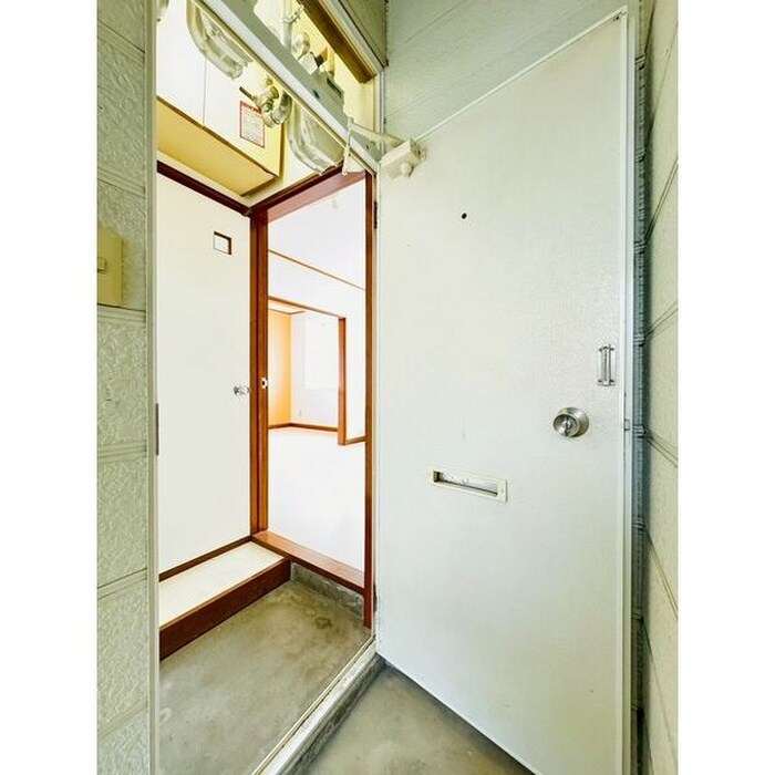 物件内観写真12　(玄関)