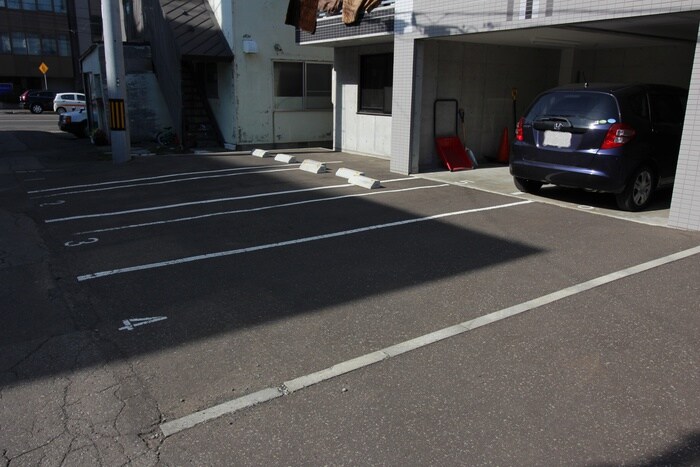 物件外観写真5　(駐車場)