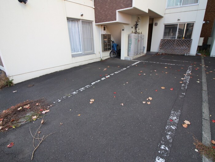 物件外観写真5　(駐車場)