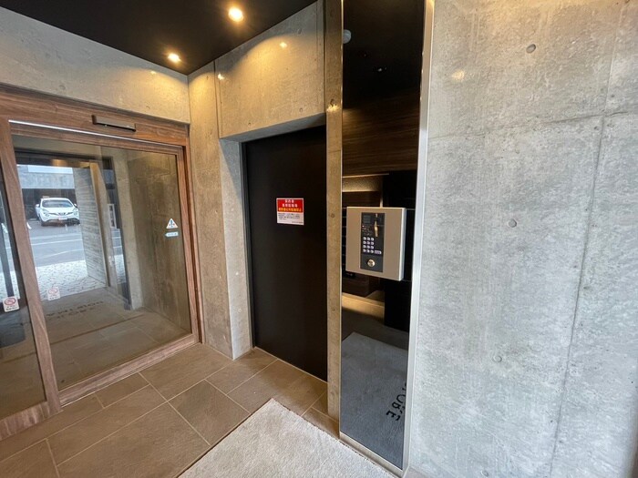 物件外観写真4　(エントランス部分)