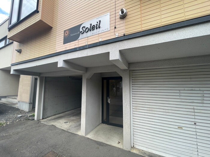 物件外観写真3　(エントランス部分)