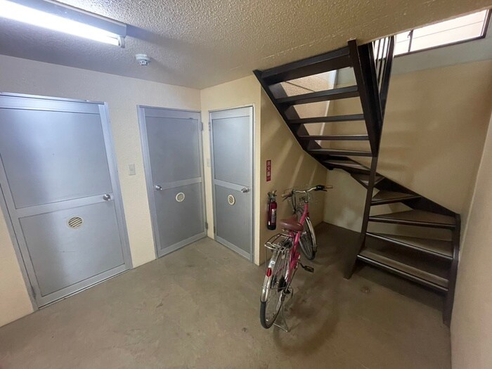 物件外観写真6　(エントランス部分)